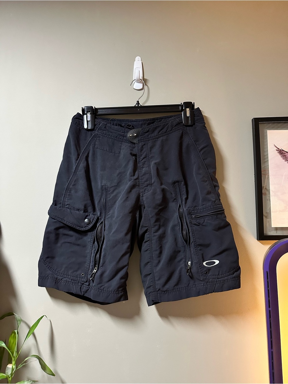 Vintage 2000’s Oakley Men’s Black Cargo Shorts